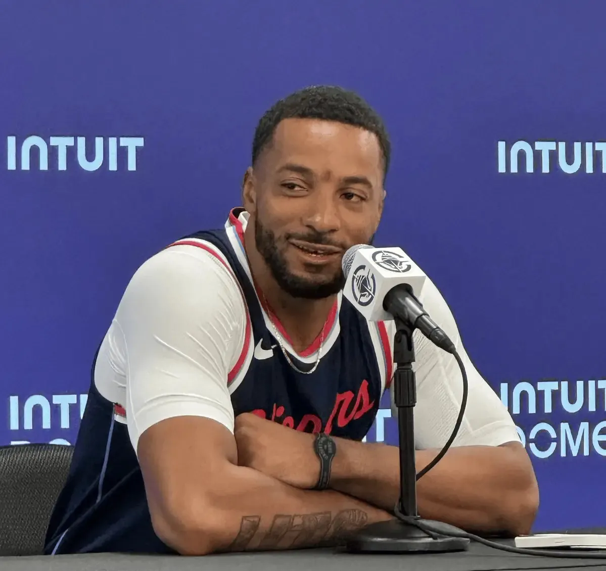 勇士队备战NBA季前热身赛，球员状态神勇