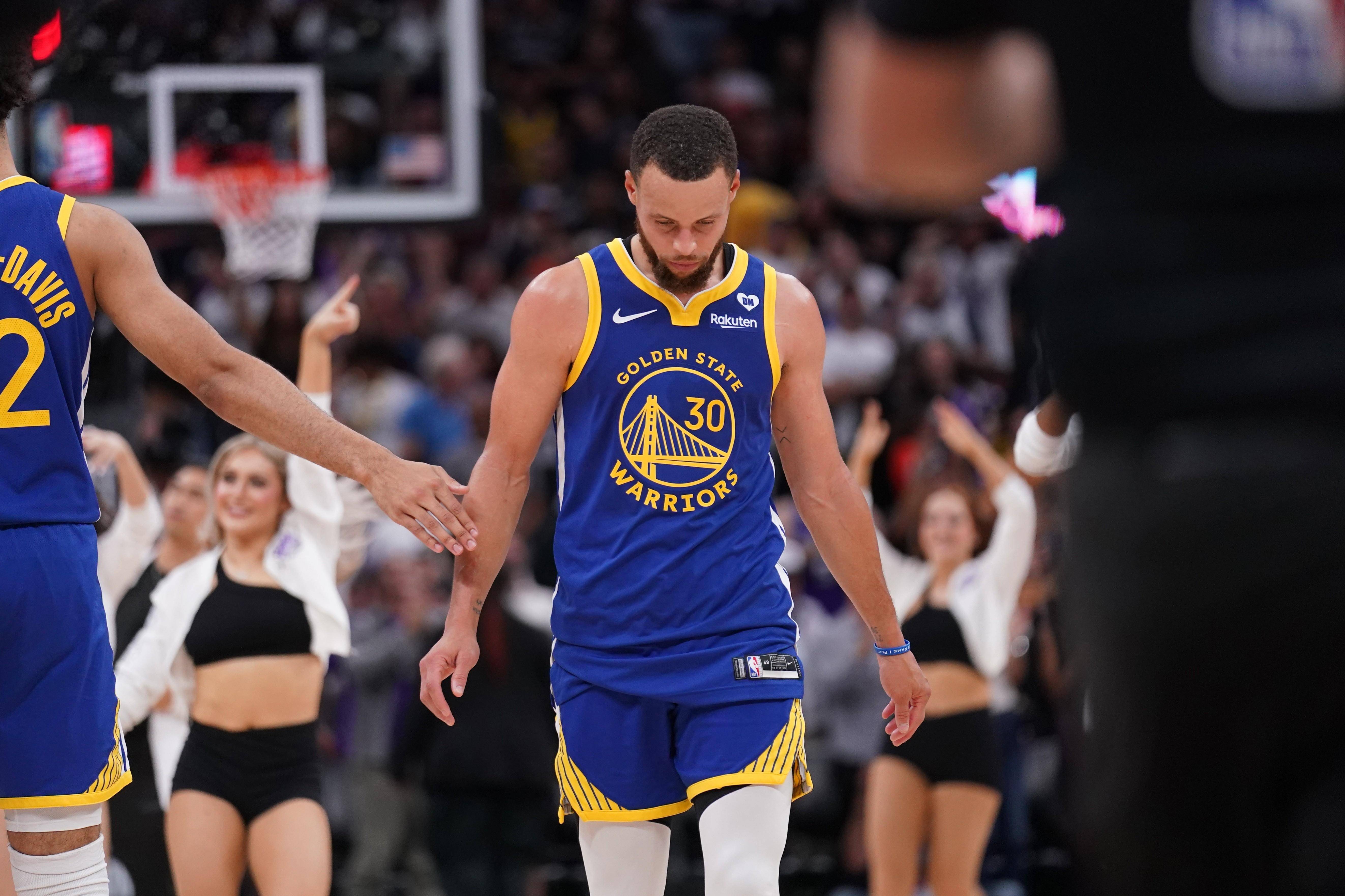 勇士队备战NBA季前热身赛，球员状态神勇